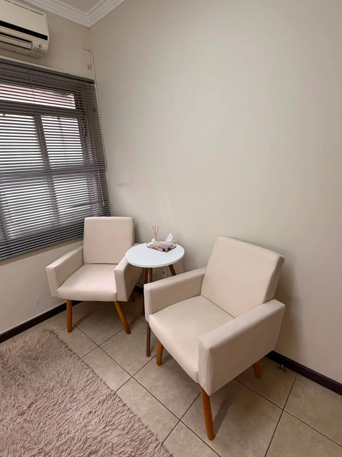Poltronas claras na sala de atendimento, onde acontece a conversa de avaliação das estrias